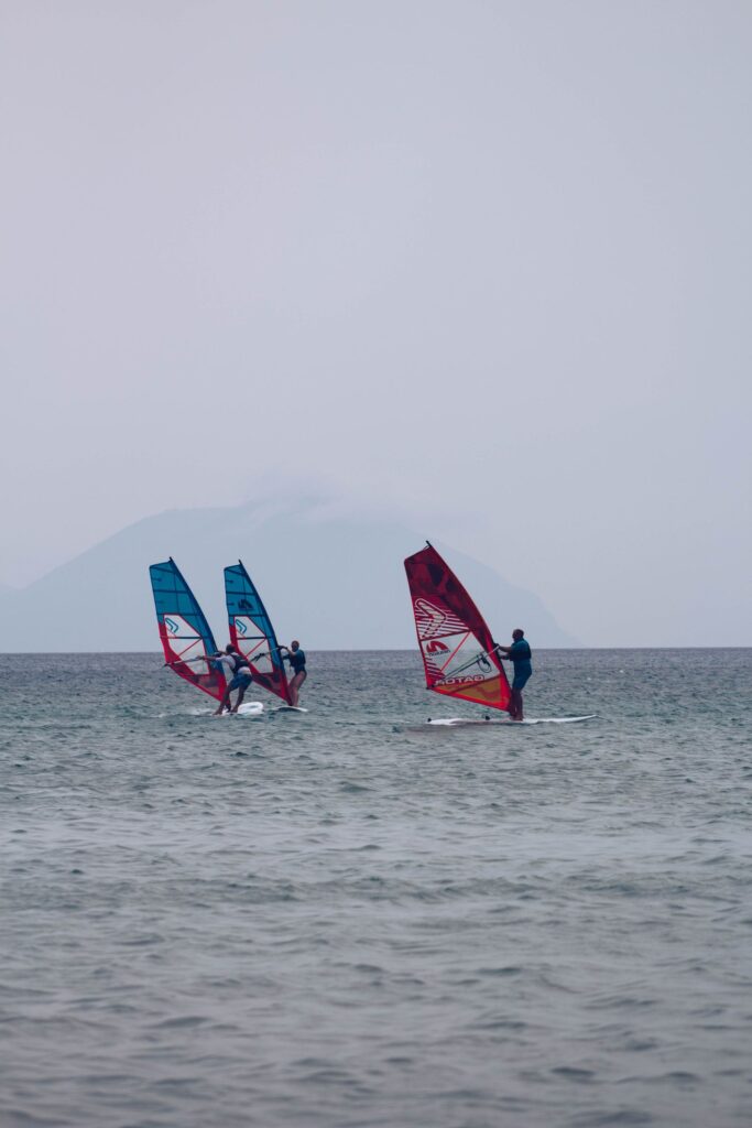 Windsurfing na morzu - sporty wodne w Jastarni