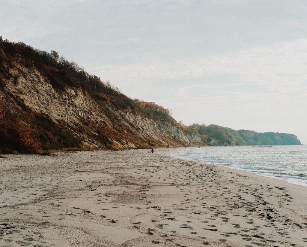 Spokojna, pusta plaża nad Bałtykiem w Jastarni poza sezonem