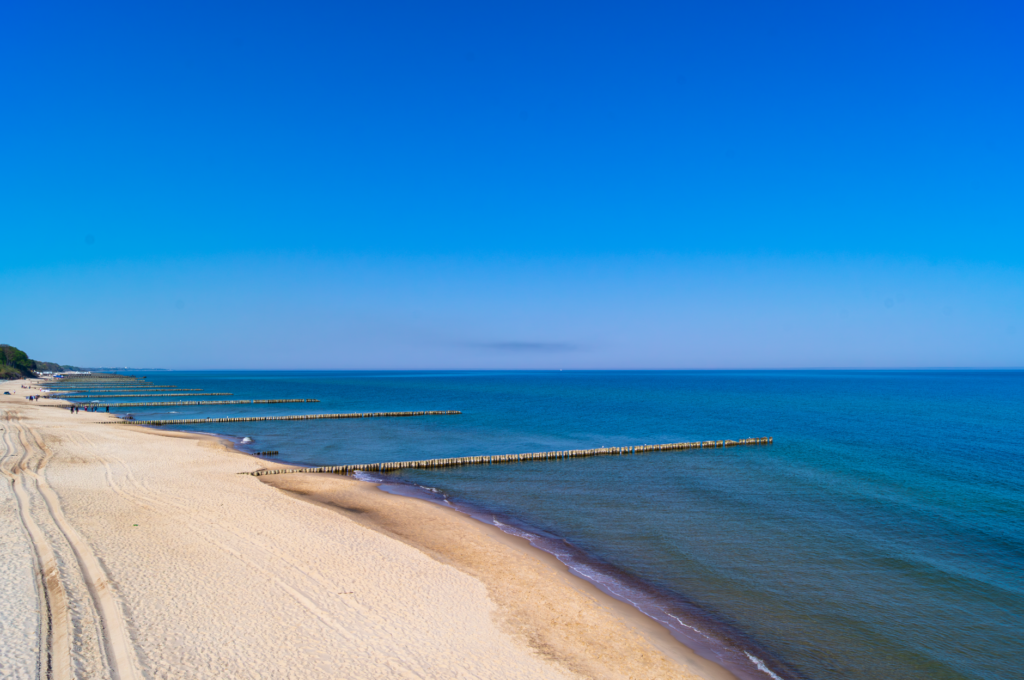 Słoneczna plaża nad Bałtykiem w Jastarni na Półwyspie Helskim